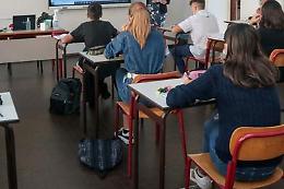 Azzolina scrive a Fontana e De Luca: «Trovare altre soluzioni sulla scuola»