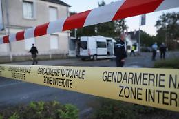 Francia, donna urla «Allah Akbar» e minaccia di farsi esplodere a Lione