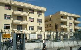 Furto nella scuola, fermato col televisore e le merendine