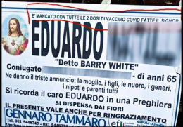 Covid, manifesto funebre a Napoli: «È morto con le 2 dosi fatte»