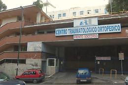 Pretende di essere visitato e minaccia medico, 34enne denunciato