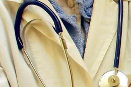 308 medici e sanitari al lavoro senza vaccino, denunciati in 135