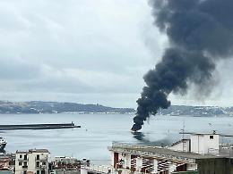 Imbarcazione in fiamme a Pozzuoli, paura al porto
