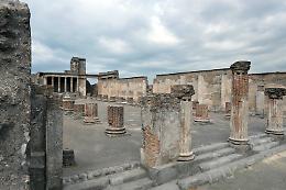 Paura agli Scavi di Pompei, bus esce da corsia e fa cadere donna