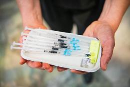 Allarme Covid, medico stop al vaccino