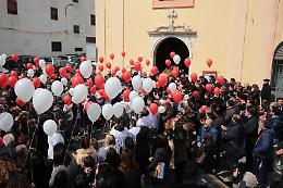 Palloncini rossi e bianchi per l'addio a Imma, ammazzata dal marito