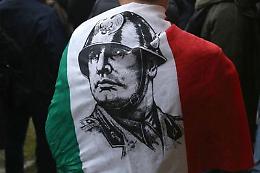 Immagini del Duce su Palazzo Venezia