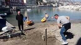 Riva Fiorita, dopo il mare verde Verdi e residenti ripuliscono la spiaggia