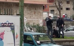 Scippatore arrestato ai Colli Aminei, applausi dai balconi alla polizia