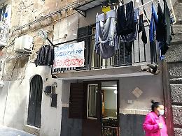 Lenzuolata per Ugo Russo, ucciso mentre tentava una rapina