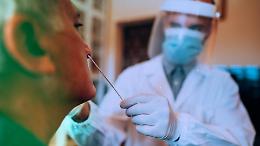 Omicron 2, l'esperto: «Virus attenuato ma fino a giugno mascherine al chiuso»