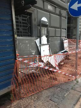 Galleria Vittoria, auto si schianta in una cabina telefonica: disagi per i cittadini