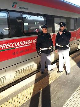 Rubano bagagli ai viaggiatori, due arresti alla Stazione