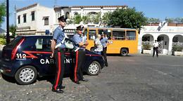 Spara in piazza con un fucile ad aria compressa e ferisce un bimbo di 10 anni