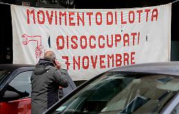 Protesta dei due ex lavoratori della Fca: gli operai scendono dal campanile