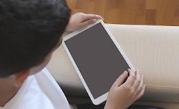 Fuorigrotta, carabinieri consegnano i tablet per le lezioni a distanza