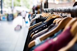 Fase 2, ecco le nuove regole per lo shopping: «Guardi, scegli ma non tocchi»