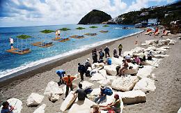 A Ischia lettini in mare per distanziamento in vacanza
