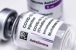 AstraZeneca, ok seconda dose. Trombosi e effetti collaterali, news da Ema