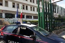 Lo riaccoglie in casa e lui tenta di ammazzarla: arrestato