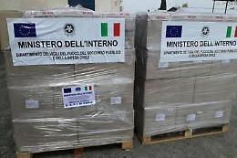 Emergenza lenzuola a Napoli, dal Viminale 2.500 completi letto. De Luca: Salvini le regali ai balconi, c'è richiesta record