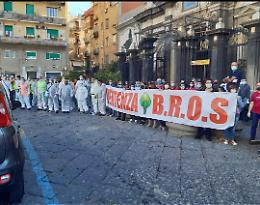 Piazza del Carmine, disoccupati sanificano la mensa dei poveri