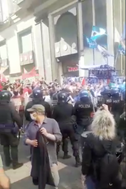 Napoli, corteo si stacca da manifestazione: feriti tre poliziotti