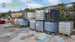 Cercola, imbottigliavano detergenti spacciati per disinfettanti