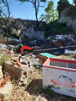 Giugliano, lastre di eternit tra i rifiuti nella discarica abusiva