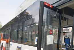 Bus non si ferma e lui prende a pugni lo sportello