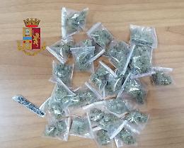 Poliziotto libero dal servizio arresta pusher