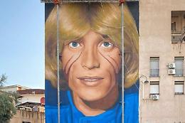 Nino D'Angelo inaugura il murale di Jorit a San Pietro a Patierno