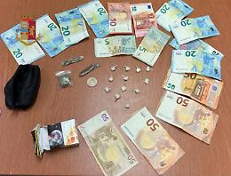 Sorpresi a spacciare, due pusher arrestati a Scampia