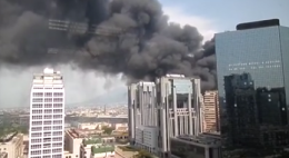Mega-incendio in via Brin, resta chiusa la strada