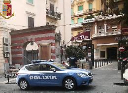 Via Vetriera, parcheggiatori abusivi denunciati dalla polizia: multe per 120 tra auto e moto