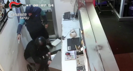 Rapina con sparatoria e ferito nella sala scommesse a Quarto, tre arresti