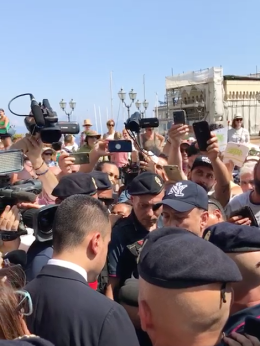 Di Maio a Napoli, siparietto coi ragazzini: non fate come Balotelli