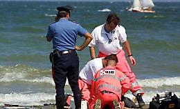 Si sente male in mare, 71enne muore davanti a decine di bagnanti