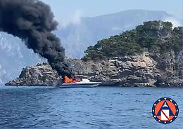 Yacht in fiamme in Costiera Amalfitana, droni per verifica inquinamento