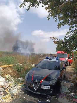 Rifiuti in fiamme nel campo rom di Giugliano
