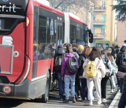Campania, tornano gli abbonamenti gratis per gli studenti: domande online da domani