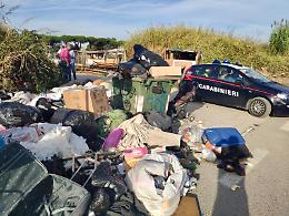 Rifiuti dal campo rom alla circumvallazione con un carrozzino