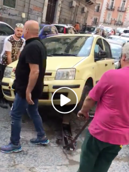 Sosta selvaggia blocca ambulanza: auto rimossa dai passanti