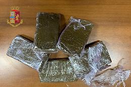 Materdei, coppia arrestata con mezzo chilo di droga