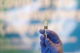 Terza dose e vaccino under 12, le scadenze dell'Ema