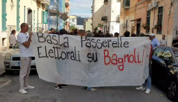 Meloni a Bagnoli, tensione tra i manifestanti