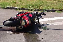 Schianto tra auto e moto, morto un 20enne