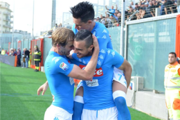 Il Napoli vince a Crotone 2-1 ma soffre in 10