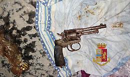 Pallonetto, polizia scopre pistola nascosta nelle fogne