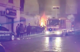 Inferno a Piazza Mercato. Lite con il ras dietro il maxi-rogo